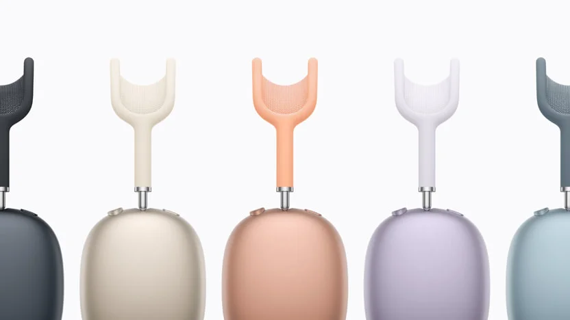 חמישה מכשירי AirPods Max 2 מוצגים בשורה, מציגים את ליין הצבעים המלא, משמאל: שחור (midnight), סטארלייט (starlight), כתום, סגול וכחול. AirPods Max 2 מביאות ביטול רעשים אקטיבי (ANC) טובות יותר בהשוואה לדור הקודם, איכות סאונד מוגבהת ותכונות חכמות שמצטרפות לעיצוב האייקוני המוכר.