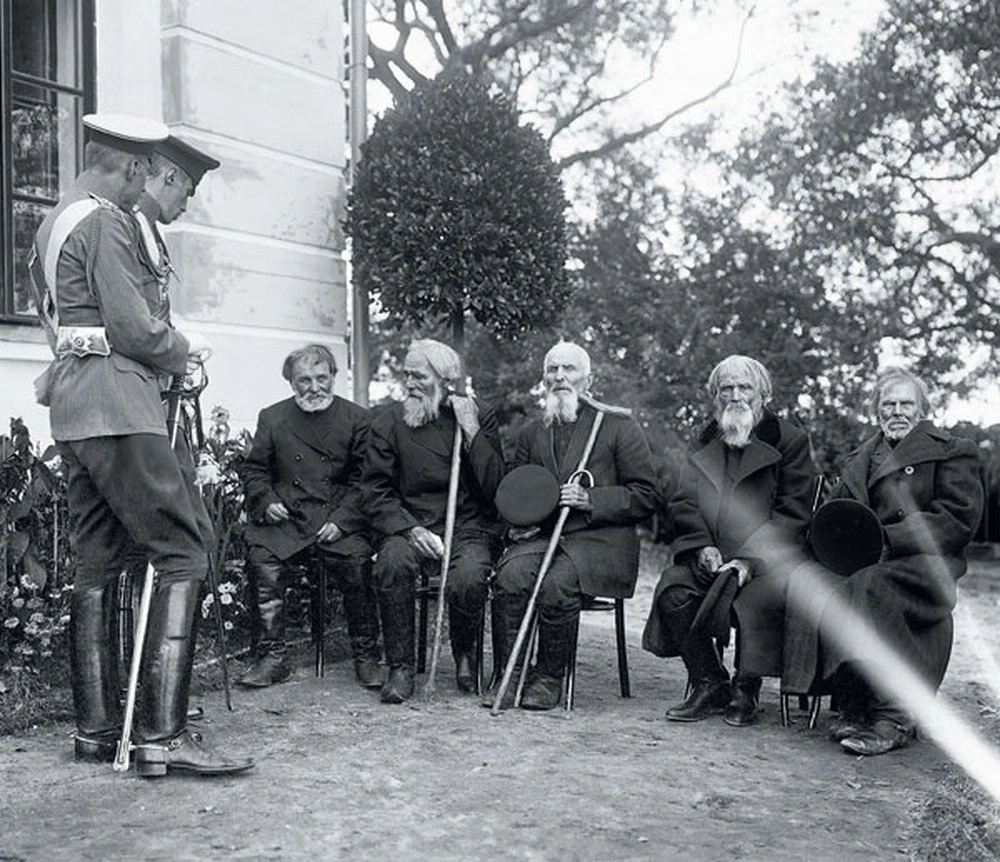 ב-25 באוגוסט 1912, הנסיכים איוואן קונסטנטינוביץ' (עומד מימין) וגבריל קונסטנטינוביץ' (עומד משמאל) ליוו את הקיסר ניקולאי השני לפגישה עם המשתתף היחיד שעדיין היה חי ושרד את קרב בורודינו, סמל-מייג'ור אקים וינטוניוק ועדי ראייה למלחמת 1812, פיוטר לפטב, סטפן ז'וק, גורדי גרומוב ומקסים פיאטצ'נקוב (משמאל לימין).
