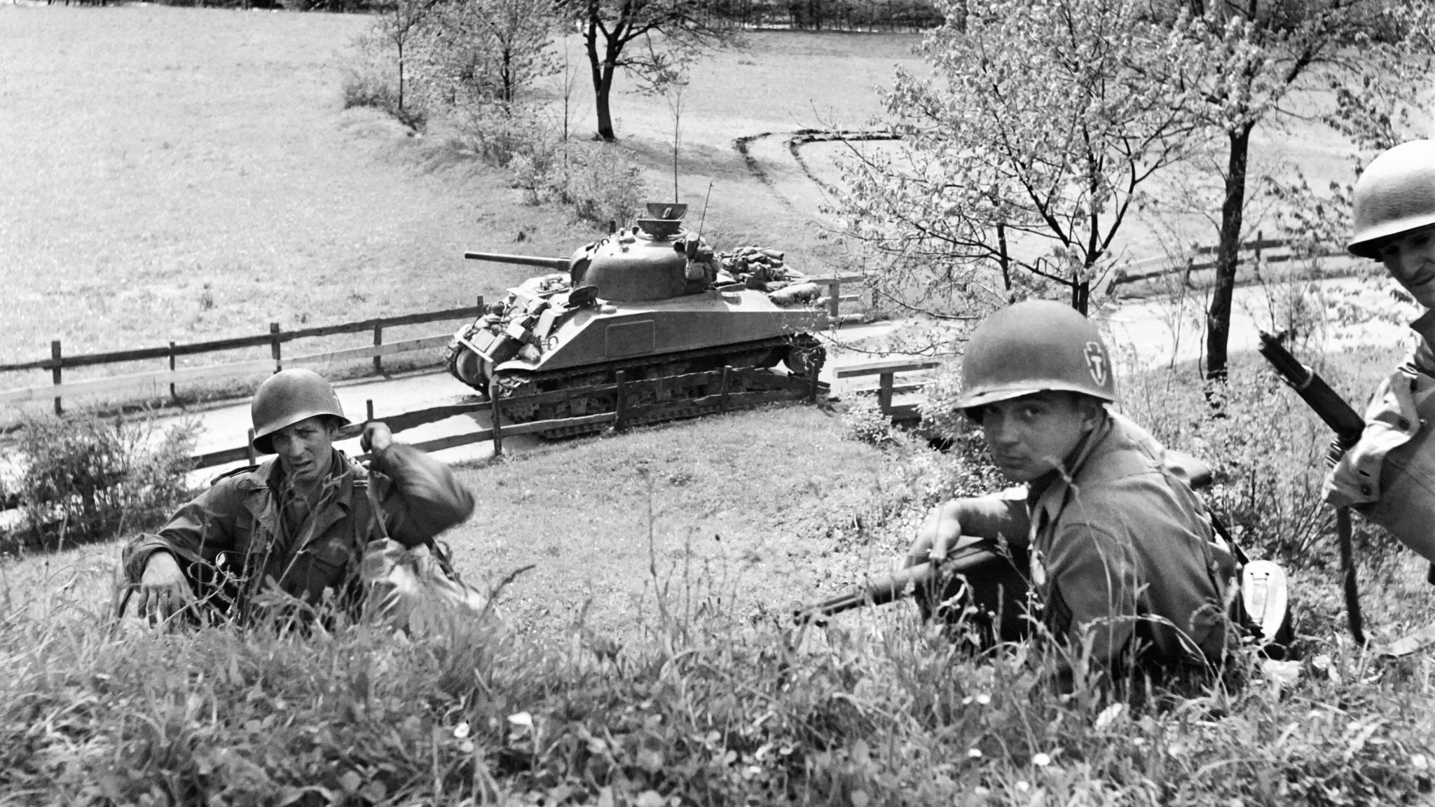 חיילים וטנקים נעים אל טירת איטר באוסטריה, מאי 1945. צילום: AFP / Eric Schwab.