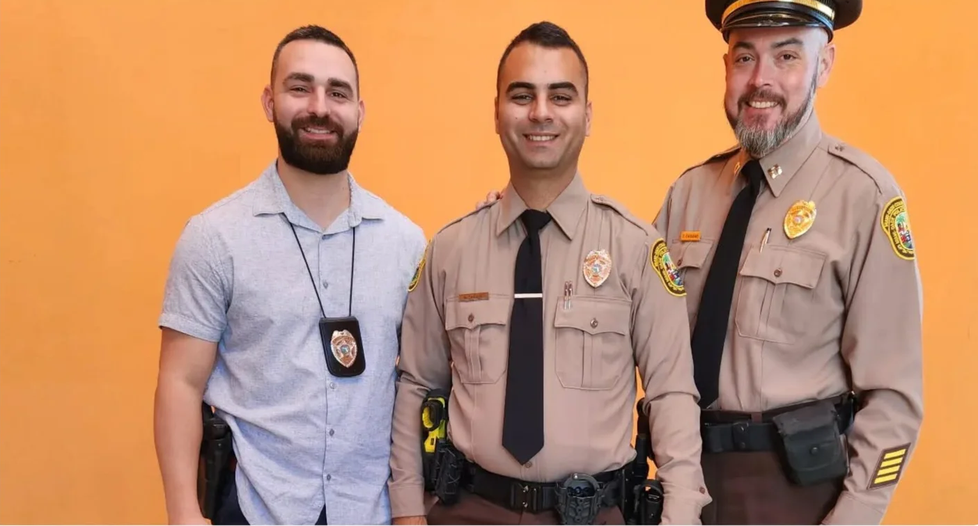 השוטר כריס קסיאנו מימין.