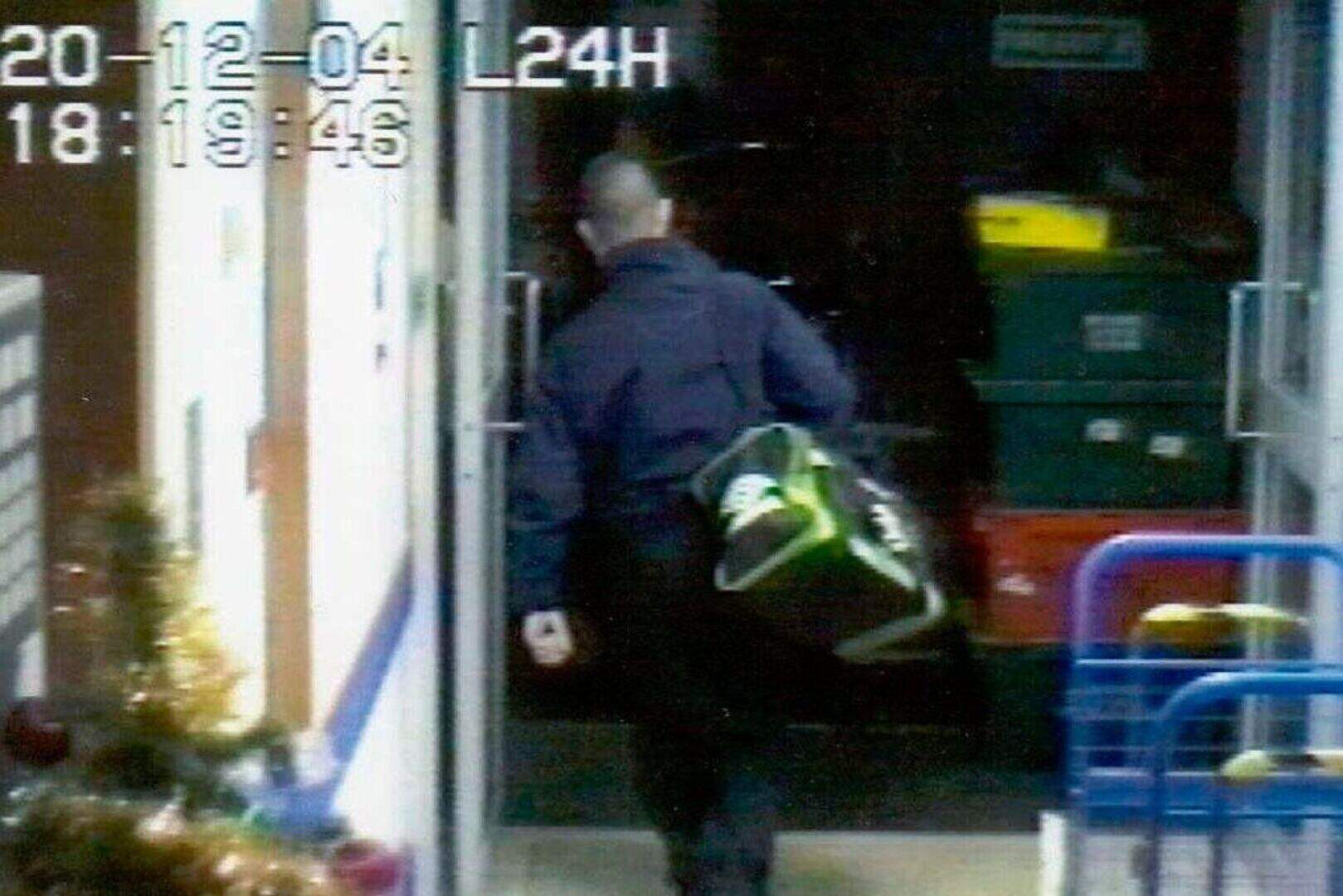 כריס וורד יוצא מהבנק הצפוני עם תיק המזומנים.
