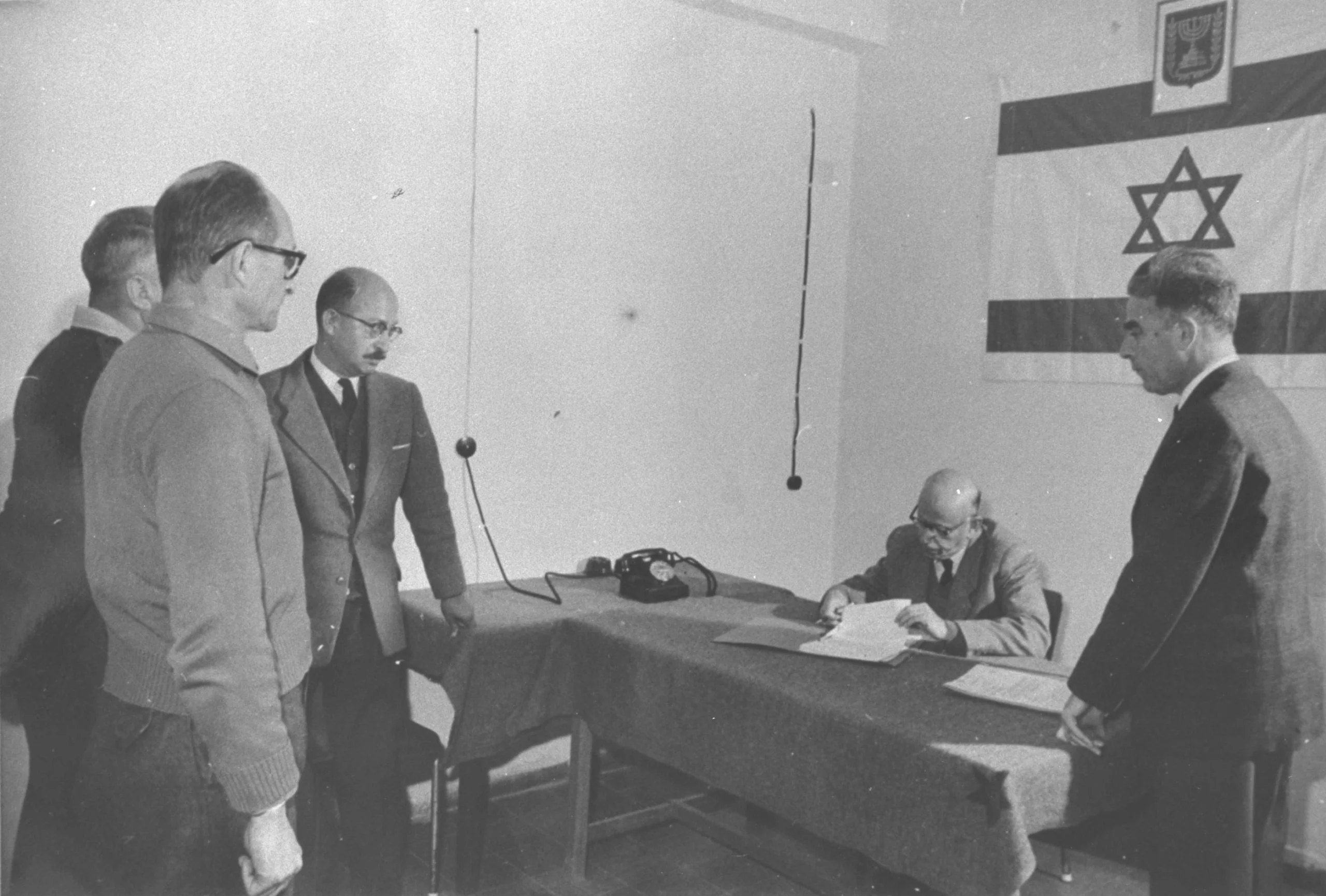 אייכמן ניצב בפני חוקר משטרת ישראל, 1961.