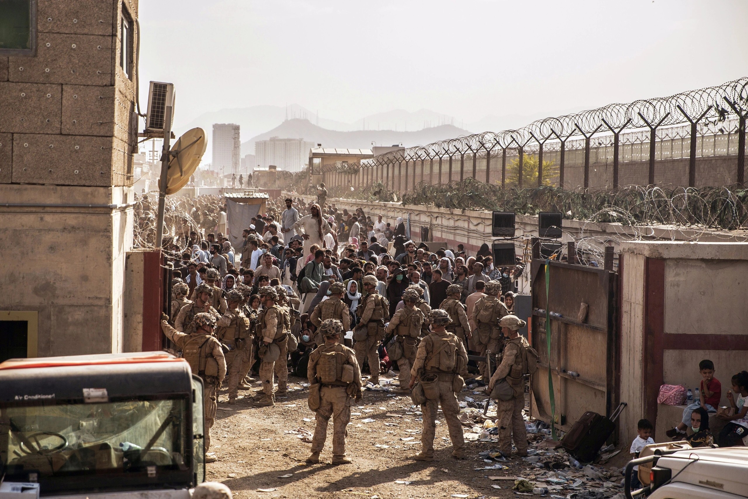 Evacuation_at_Hamid_Karzai_International_Airport_2021