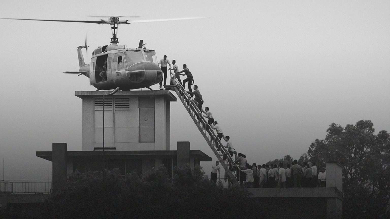 מבצע החילוץ לאחר נפילת סייגון. ב-29 באפריל 1975, נפילת סייגון הייתה קרובה. בהלה אפפה את רחובות בירת דרום וייטנאם כחיילים צפון וייטנאמים צרו על העיר. דיפלומטים ועיתונאים אמריקאים נצטוו לפנות את סייגון לאלתר ועשרות אזרחים דרום וייטנאמים הצטופפו מחוץ לשגרירות ארה"ב בתקווה לעלות על אחד ממסוקי הנחתים המובילים אנשים למקום מבטחים. התמונה האייקונית הזו, שצולמה על ידי העיתונאי ההולנדי הוברט ואן אס, תפסה בצורה מושלמת את הנסיגה הנואשת והמחפירה מסייגון, אבל המסוק לא התמקם בראש שגרירות ארה"ב כפי שרוב האנשים חושבים. זה היה בניין דירות שבו שהו סוכני ביון. רק כתריסר מהאנשים על הגג הצליחו להידחק בתוך המסוק לפני שהמריא, ולא חזר