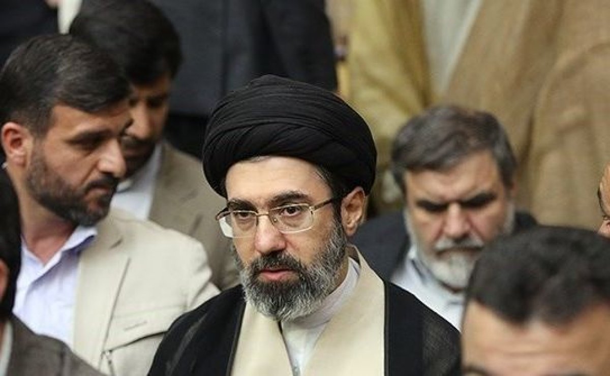 מוג׳תבא חאמינאי נבחר לרשת את אביו כמנהיג העליון של איראן