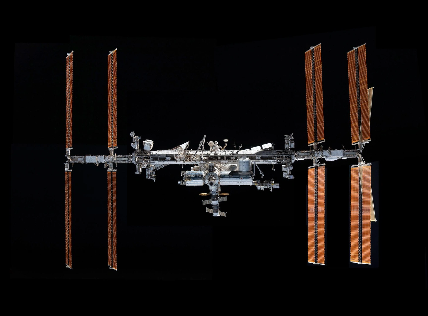 תחנת החלל הבין-לאומית (ISS) בשנת 2021. כיום כוללת התחנה 16 מודולים עיקריים: 6 רוסיים, 8 אמריקאיים, אחד יפני ואחד אירופי. אורכה של התחנה הוא 108.4 מטרים, רוחבה 74 מטרים, מסתה 410 טונות, והנפח הפנימי שלה עולה על 900 מטרים מעוקבים (מ"ק). צילום: NASA.