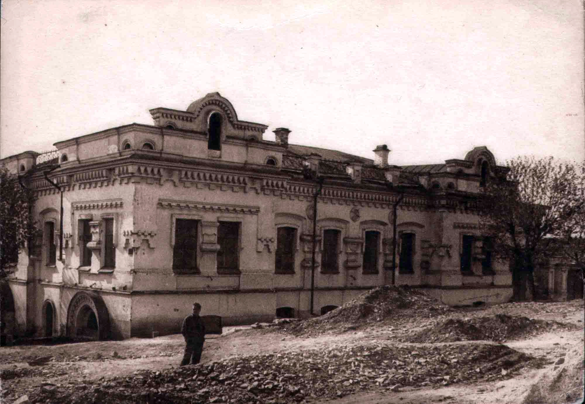 בית איפטייב. 1928. שני החלונות הראשונים משמאל ושני חלונות הקצה הם חדרם של הצאר, הצארינה ויורש העצר אלכסיי. חלון הקצה השלישי הוא חדרן של הבנות, הדוכסיות הגדולות. מתחתיו נמצא חלון המרתף שבו הוצאו להורג בני משפחת רומנוב.
