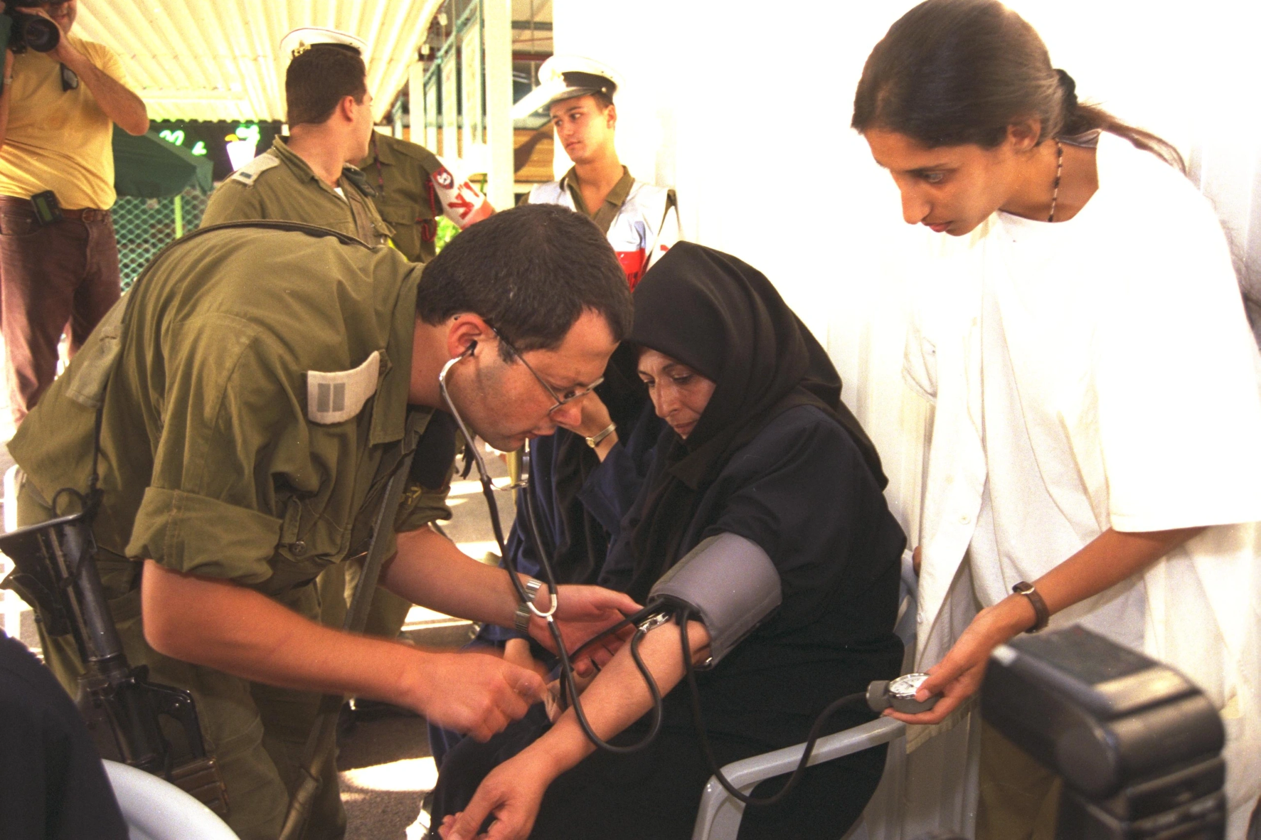 רופא צבאי בודק את אחת מנוסעות המטוס האירני החטוף שהרגישה לא טוב.