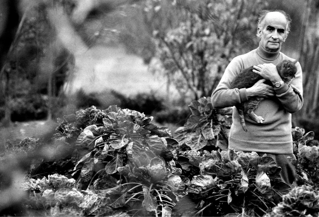 לואי דה פינס בגן שלו בטירת קלרמון, 1981. מקור: Getty Images