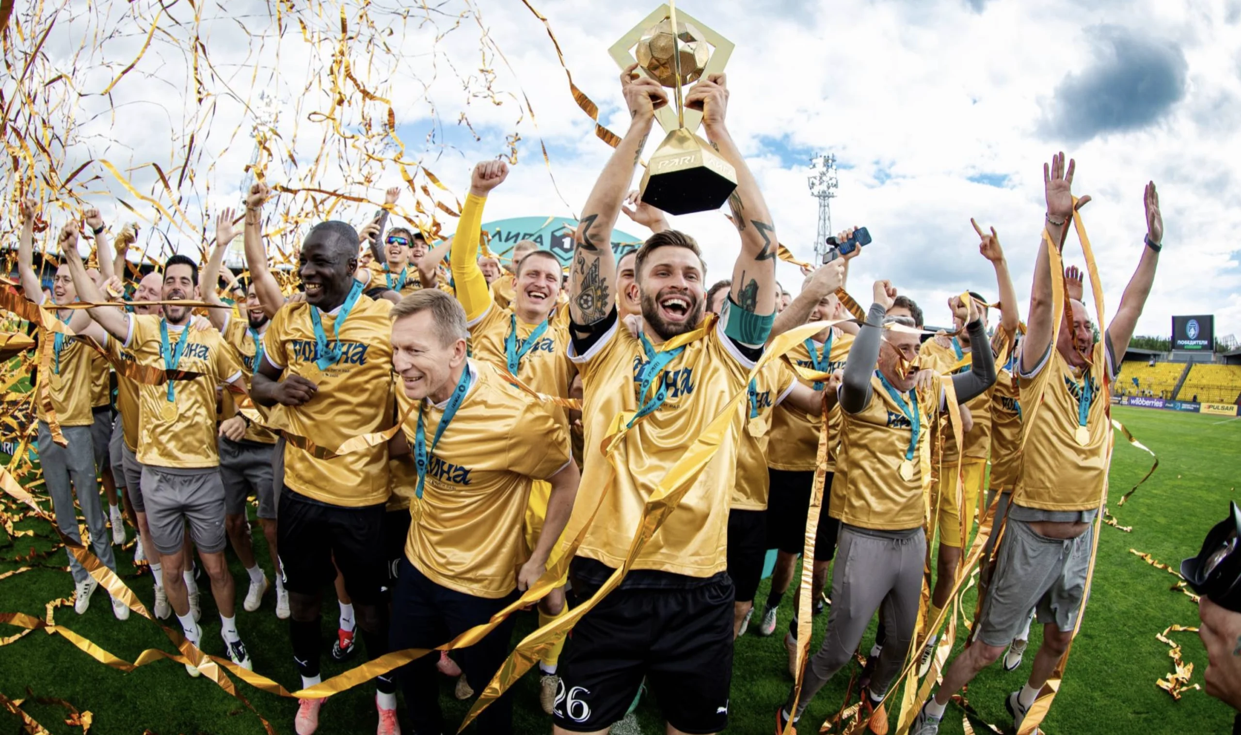 שחקני רודינה מוסקבה חוגגים העפלה לליגת העל הרוסית, מאי 2026.