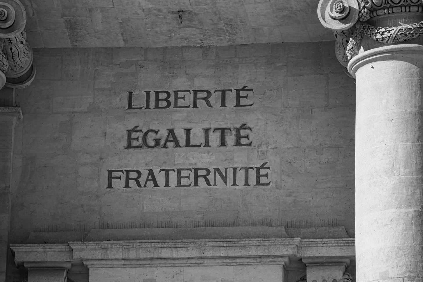 המוטו הלאומי של צרפת: "Liberté, égalité, fraternité" (חירות, שוויון, אחווה)