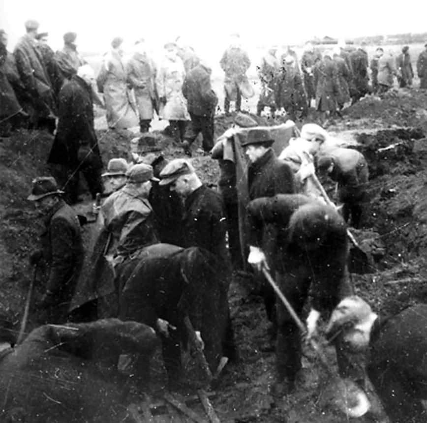 nazi-digging-up-their-victims