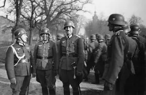 1942. פלאגה עם קצינים אחרים ממחנה HKP,במהלך מצעד צבאי בווילנה.