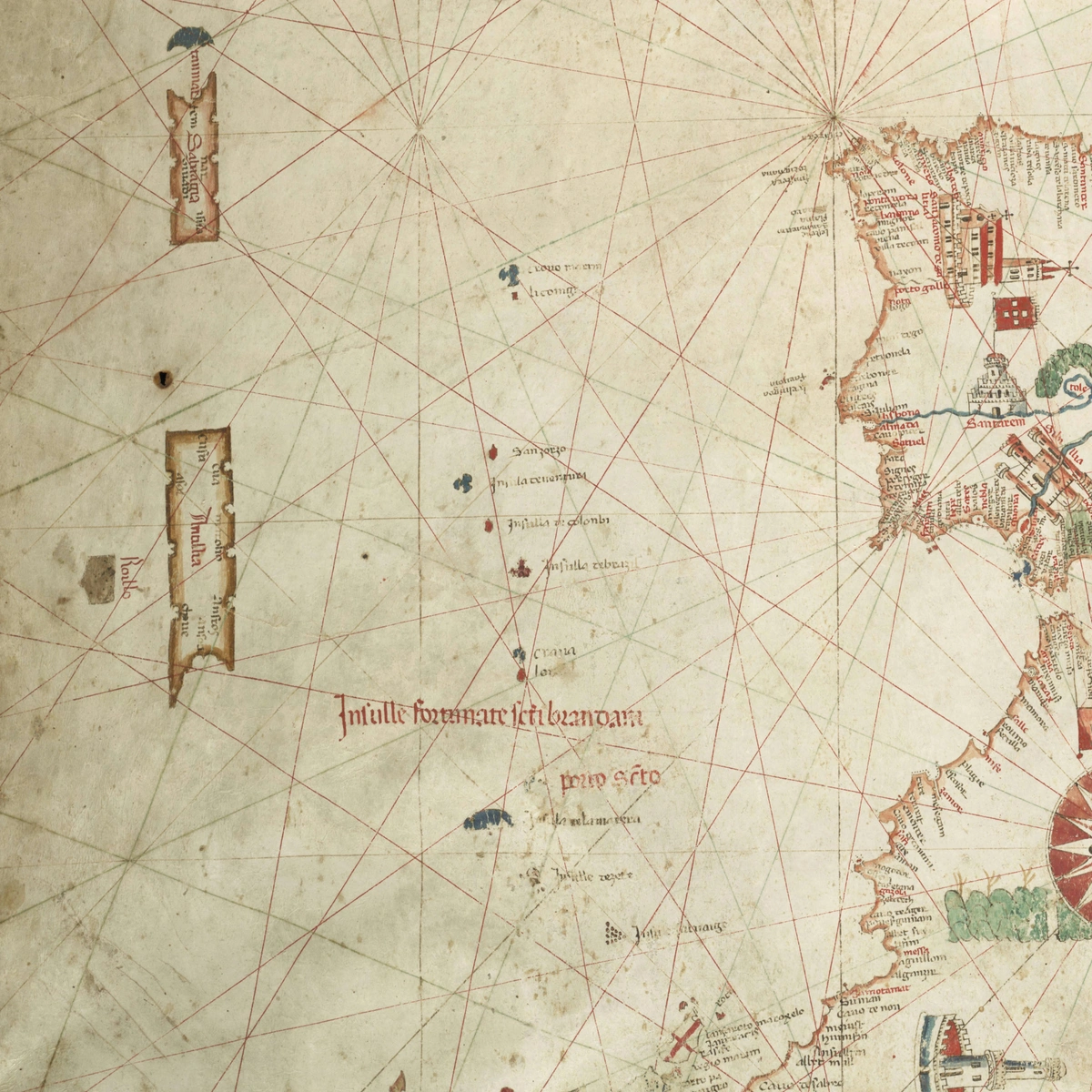 תמונה המציגה קטע מתוך מפה ימית עתיקה (Portolan chart) המתארת את האוקיינוס האטלנטי המזרחי ואת האיים האגדיים שסומנו עליה בימי הביניים ובראשית העת המודרנית, כגון האנטיליה (Antillia) ואי סנטאנזס (Satanazes). זו מפת פורטולן ידנית על קלף מהמאה ה-15, המאופיינת ברשת קווים רוזטות של רוחות (Rhumb lines). במפה בולטת הופעתם של "איים פנטומיים" אגדיים (כמו Antillia או Insula de Satanazes) שטרם התגלו במציאות ושובצו על ידי קרטוגרפים קדומים וכוללת כיתובים בלטינית או ניב רומאני עתיק האופייניים לקרטוגרפיה הימית של ימי הביניים. קווי ניווט באדום ושחור משמשים לחישוב כיווני הפלגה בין נמלים ונקודות ציון דמיוניות או אמיתיות.