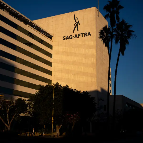 בניין ועליו הכתובת SAG-AFTRA, בית איגוד שחקני המסך האמריקאי. מקור: Jenna Schoenefeld/The New York Times.