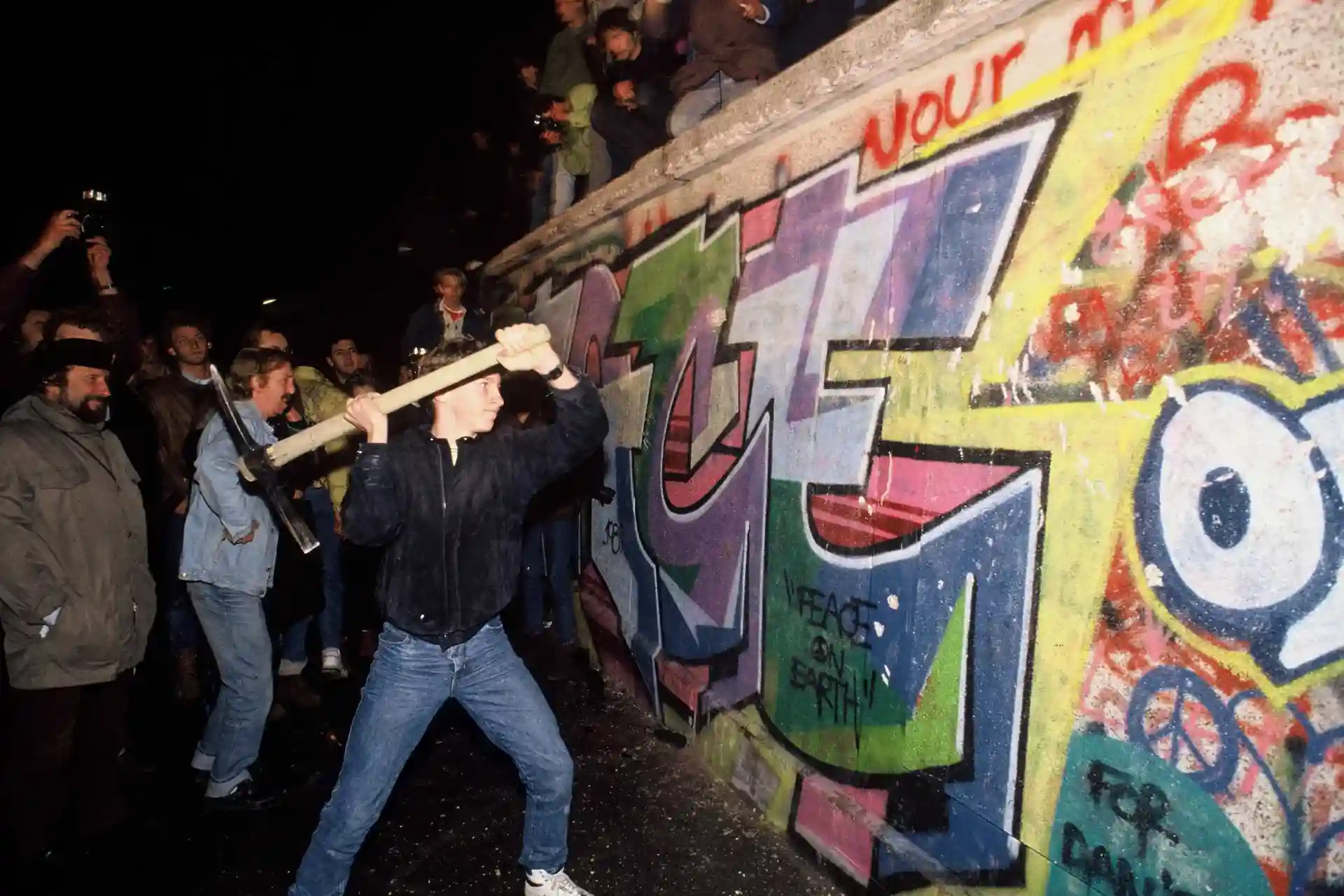 אזרחים גרמנים מפילים את חומת ברלין. נובמבר 1989.