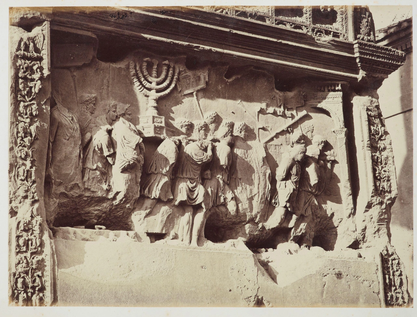 שער הניצחון של טיטוס ברומא: הלגיונות נושאים את אוצרות המקדש השדודים.