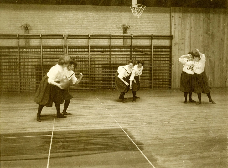 כדורסל נשים באולם. אוניברסיטת מישיגן, 1910. צילום: BENTLEY HISTORICAL LIBRARY.