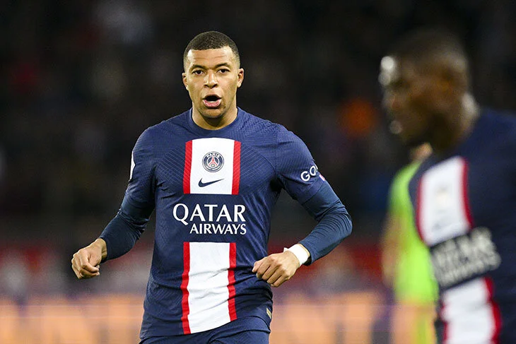 דמות שחקן כדורגל נוטה מדים