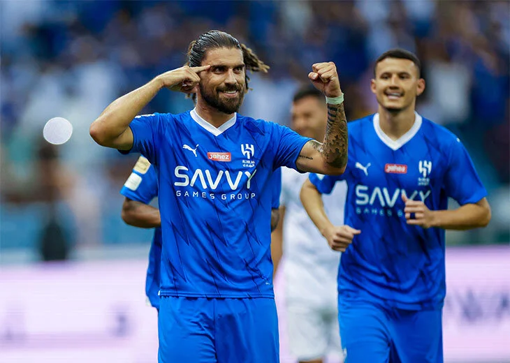 שני גברים לובשים מדים כחולים