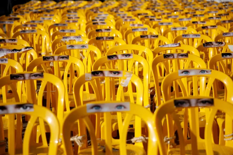 מיצג שנועד למשוך תשומת לב לחטופים, בכיכר החטופים בתל אביב (23 בנובמבר 2023).