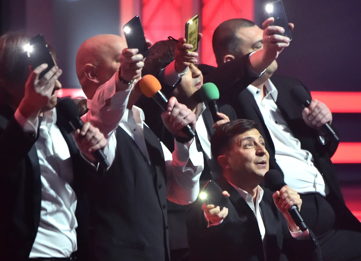 הקומיקאי האוקראיני והמועמד לנשיאות וולודימיר זלנסקי (למטה) מופיע עם חבריו מ"קוורטאל 95" בקייב ב-13 במרץ 2019 (צילום: SERGEI SUPINSKY / AFP).