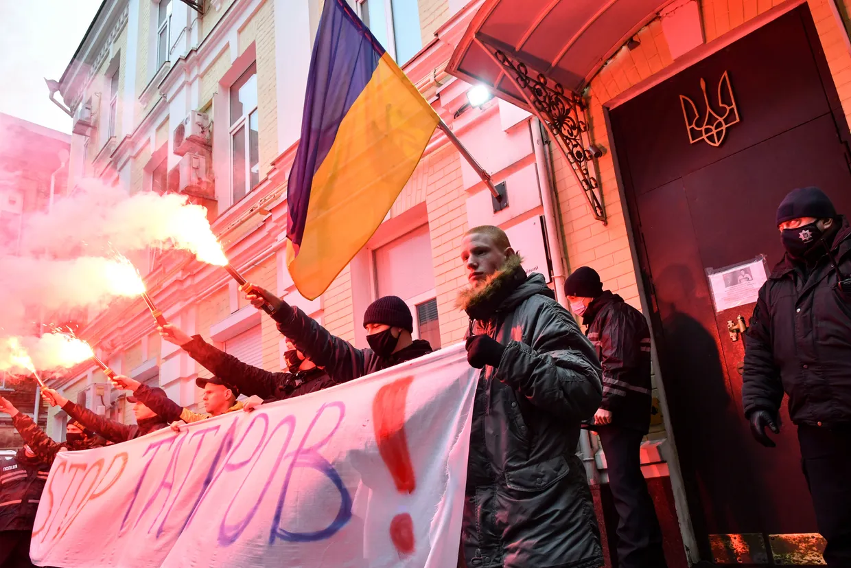 פעילים שורפים אבוקות ופצצת עשן בעצרת מול בניין בית המשפט העליון בקייב, ב-30 בדצמבר 2020, במחאה נגד בית המשפט בעניינו של סגן ראש לשכת נשיא אוקראינה, האחראי על אכיפת החוק, אולג טטארוב (צילום: ג'ניה סאבילוב / AFP).