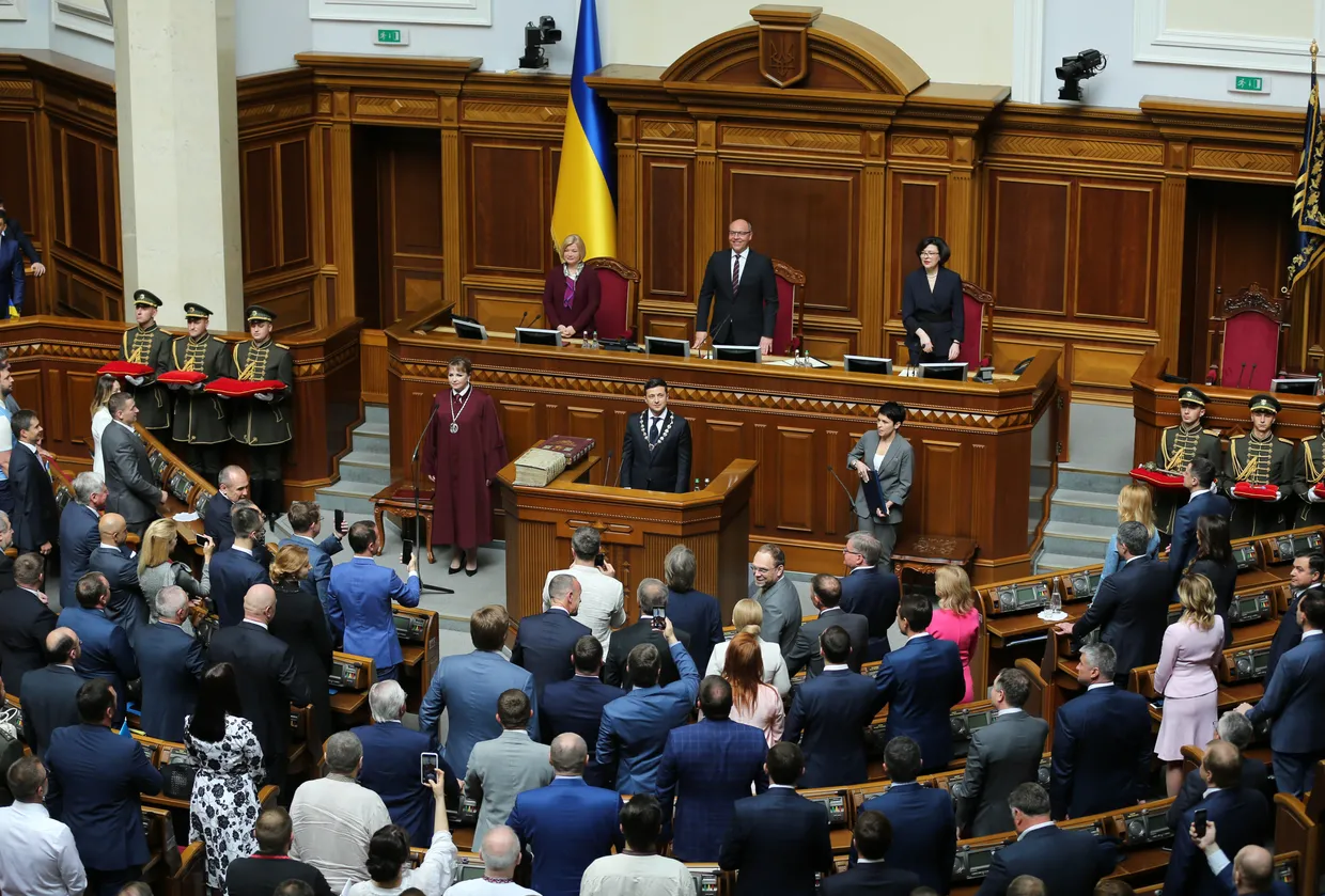 נשיא אוקראינה זלנסקי (במרכז) נשבע במהלך טקס ההשבעה הנשיאותי בפרלמנט האוקראיני בקייב, אוקראינה ב-20 במאי 2019 (צילום: Arda Kucukkaya/Anadolu Agency/Getty Images).