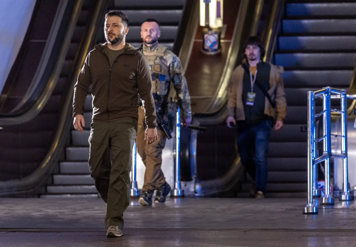 זלנסקי מגיע למסיבת עיתונאים ב-23 באפריל 2022 בקייב, אוקראינה (צילום: ג'ון מור/Getty Images).