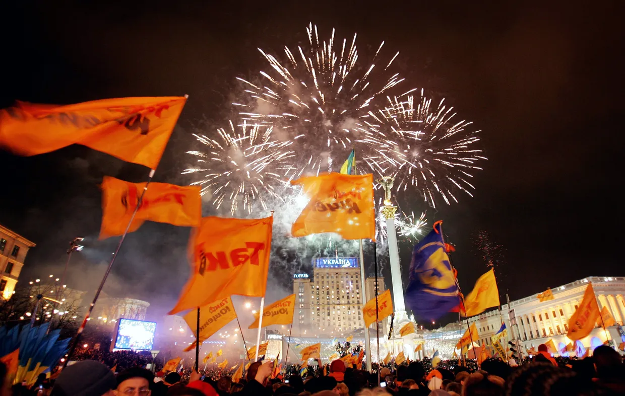 מנהיג האופוזיציה האוקראיני ויקטור יושצ'נקו עומד לצד בעלת בריתו הבכירה יוליה טימושנקו והאחים ויטלי ו-וולודימיר קליצ'קו במהלך עצרת המונית ב-22 בדצמבר 2004.