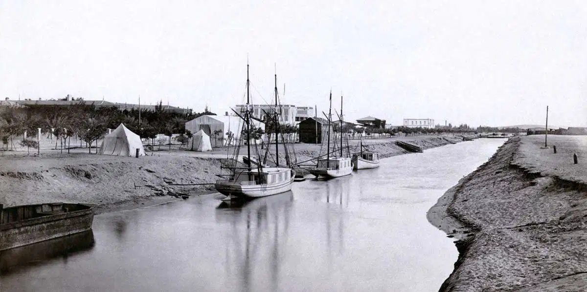 תעלת המים המתוקים באיסמעיליה, חלק מתעלת סואץ, שצולמה על ידי פרנסיס פרית'. 1856-1860.