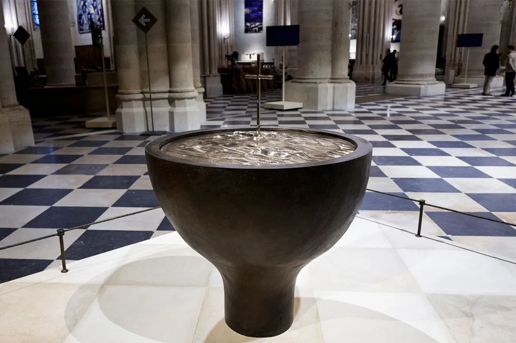 בית הטבילה עוצב על ידי האמן והמעצב הצרפתי גיום בארדה (Guillaume Bardet)