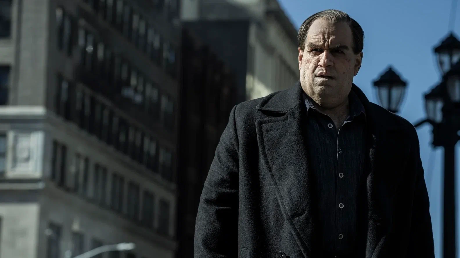 דמות גבר על רקע אורבני