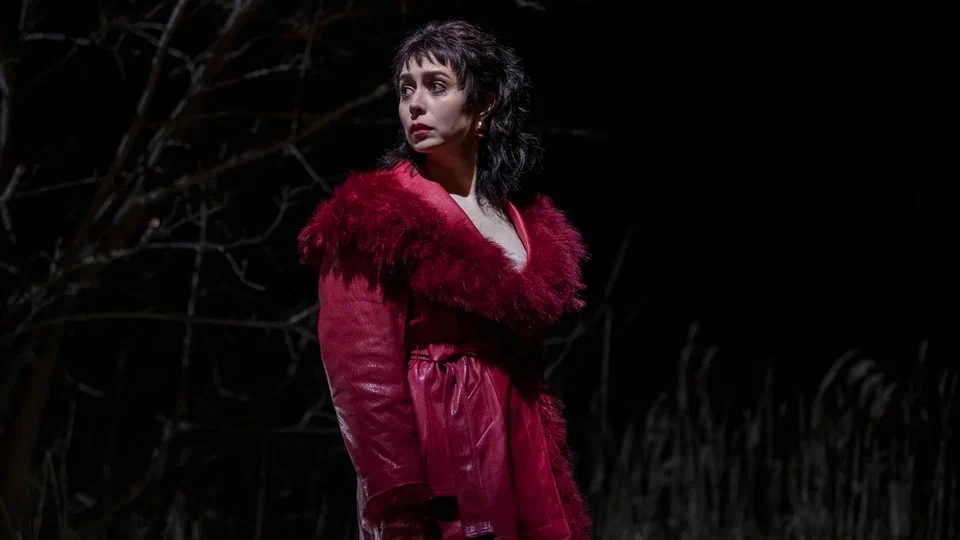 דמות אישה בשמלה אדומה