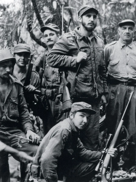 לוחמי גרילה מגרנמה: פידל קסטרו (שני מימין), ראול קסטרו (למטה), צ'ה גווארה (שני משמאל). סיירה מאסטרה. 1957. מקור: איסט ניוז.