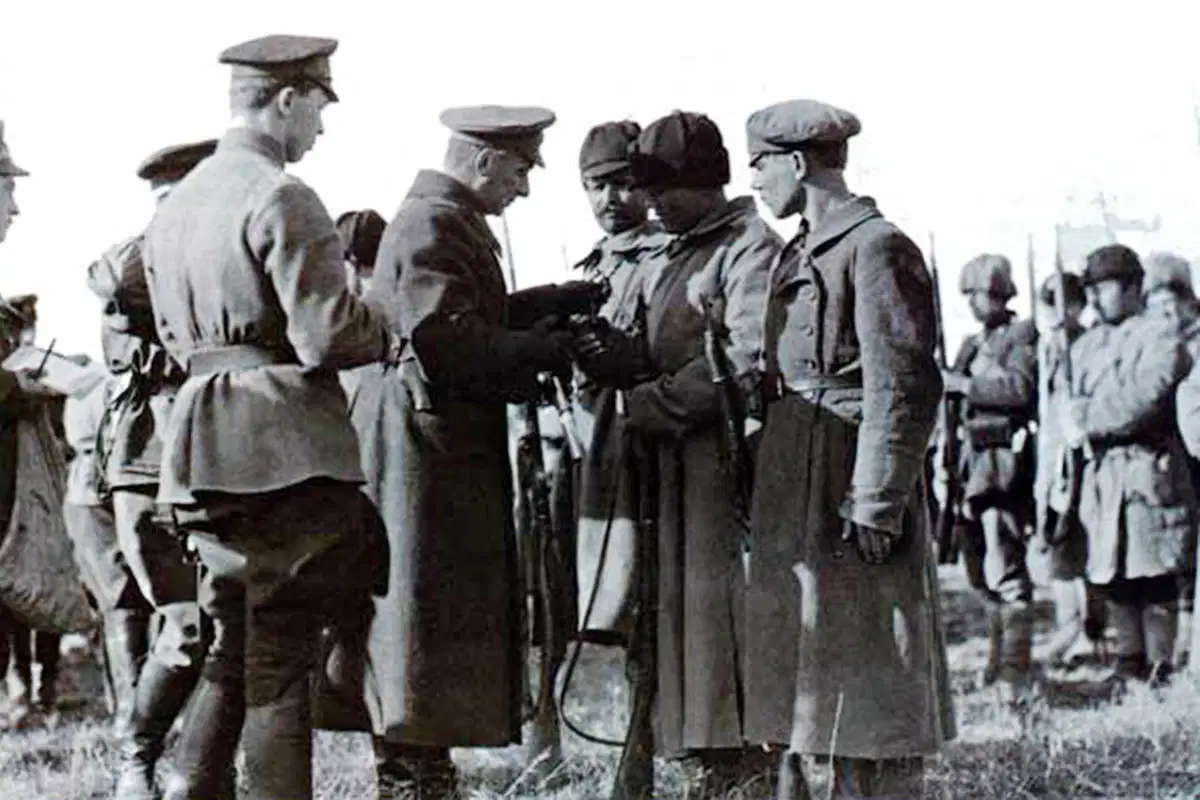 אדמירל קולצ׳ק מעניק עיטורים ללוחמיו. 1919.