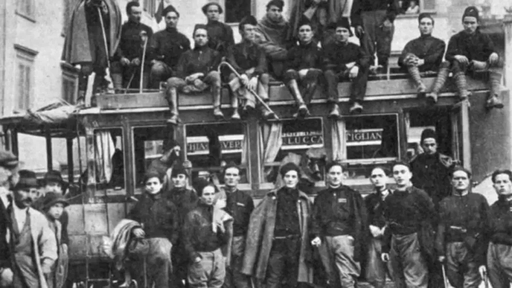 קבוצת אנשי ״החולצות השחורות״ בפיאצל סן ספולקרו, מילאנו, 1919.