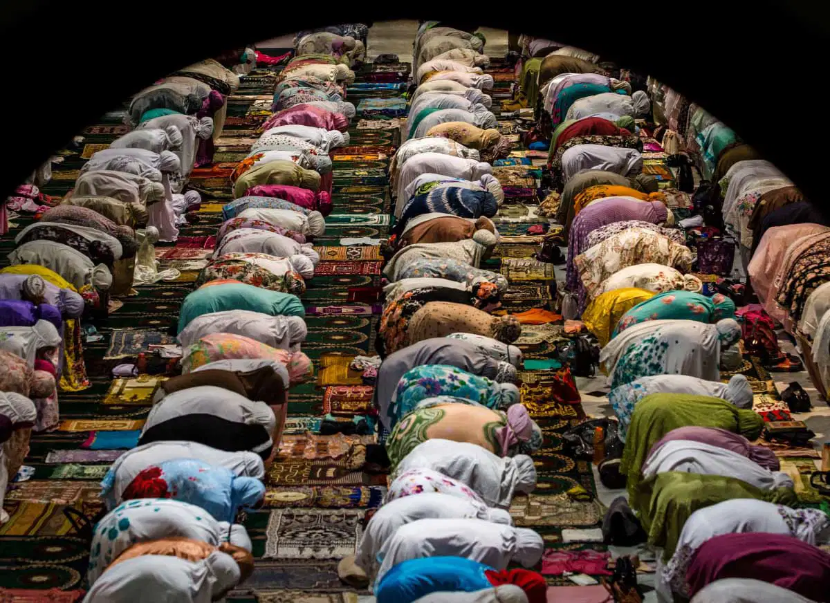 מוסלמים בתפילה, מאת Ulet Ifansasti, 2018. מקור: History.com.