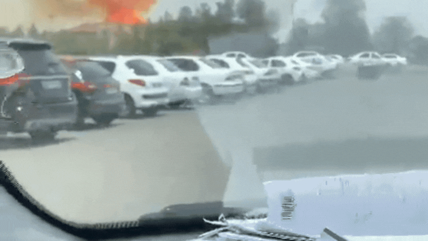 בתמונה שסופקה על ידי סוכנות הידיעות של הרפובליקה האסלאמית, איראן, עשן שחור עולה בשמיים כאשר כלי רכב נוסעים על הכביש לאחר פיצוץ אדיר ליד עיר הנמל הדרומית בנדר עבאס, איראן, שבת, 26 באפריל 2025. (מוחמד רסול מוראדי/איראן דרך AP)