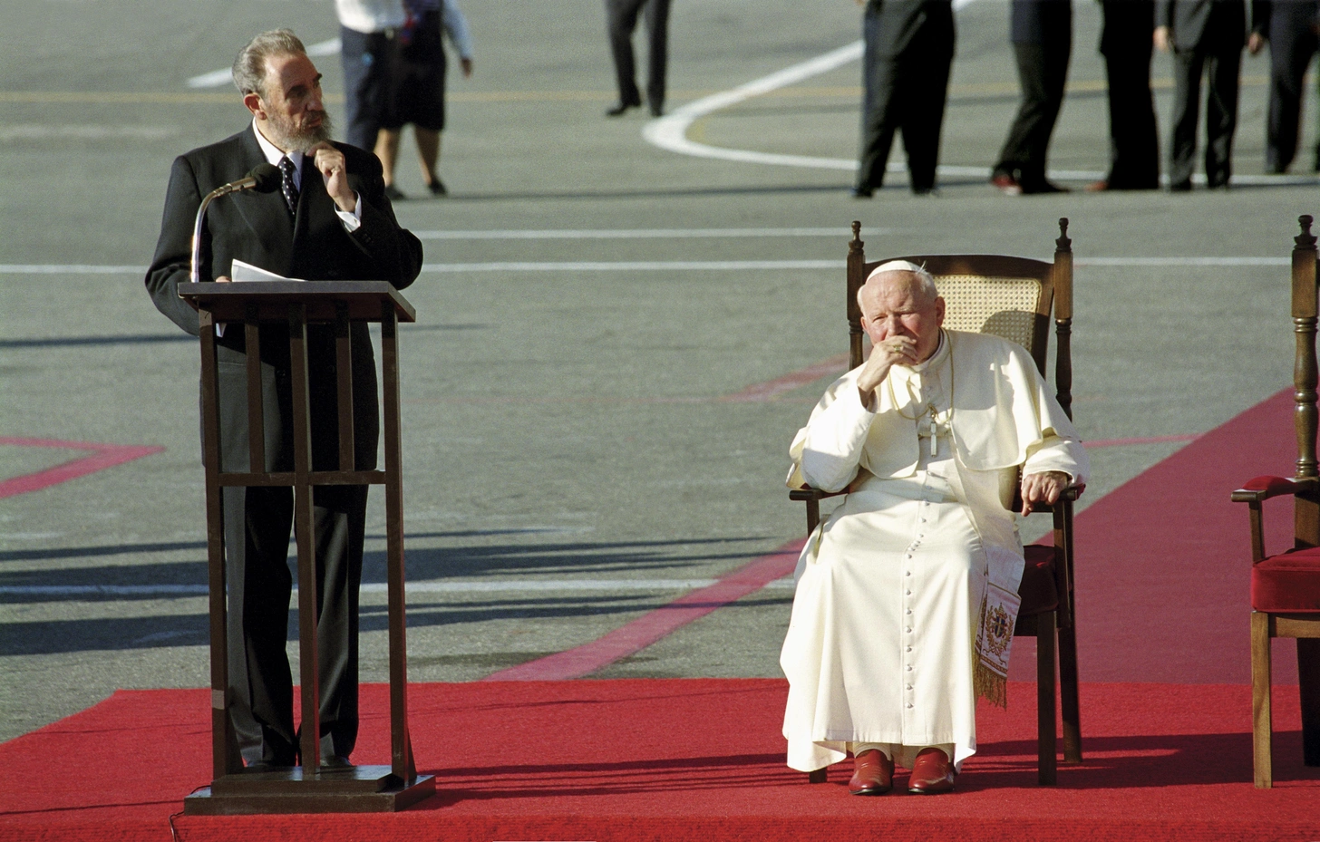 יוחנן פאולוס השני עם פידל קסטרו בביקורו בקובה, 9 בינואר 1998. מקור: Gianni GIANSANTI/Gamma-Rapho via Getty Images.