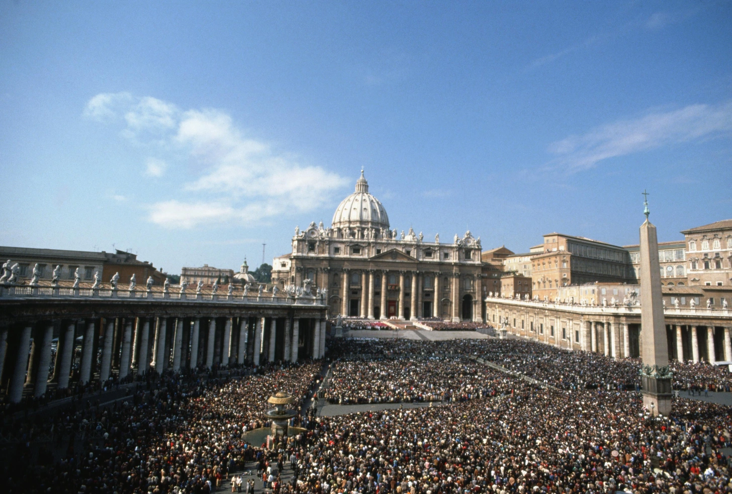 ההמון בכיכר פטרוס הקדוש בוותיקן ביום בחירתו של יוחנן פאולוס השני לאפיפיור, 16 באוקטובר 1978. מקור: ויטוריאנו רסטלי / CORBIS / Corbis via Getty Images.