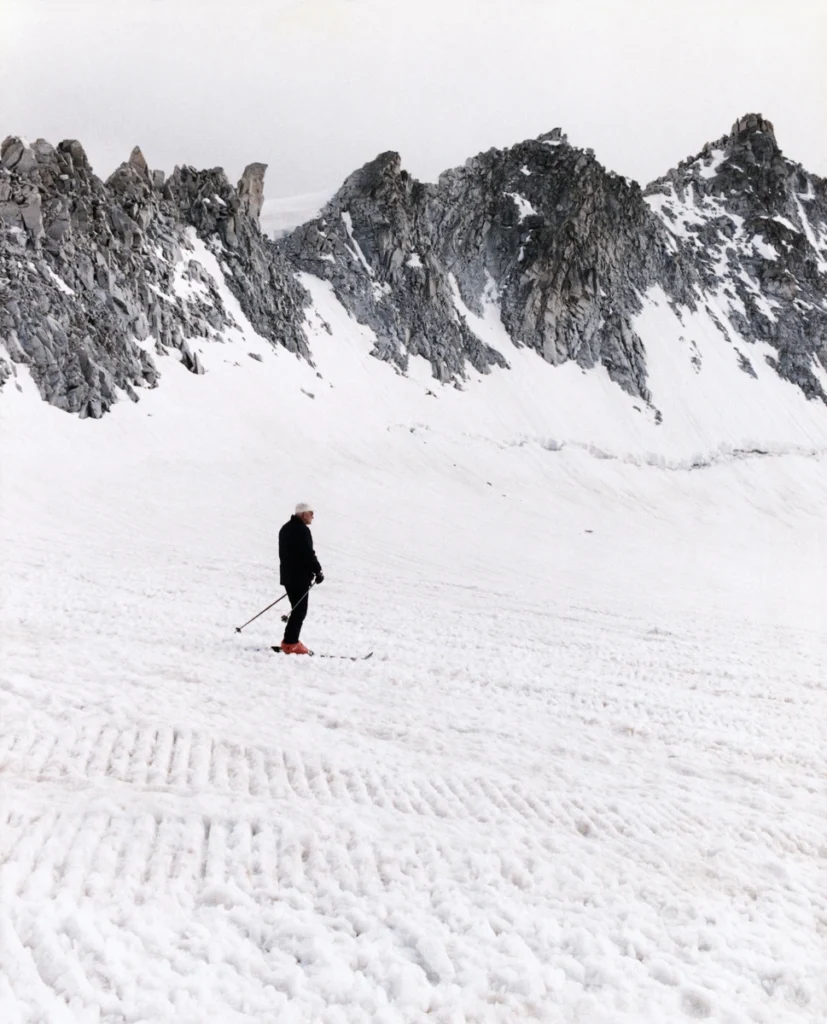 יוחנן פאולוס השני גולש על מגלשי סקי, שנת 1984. מקור: Bettmann / Contributor via Getty Images.