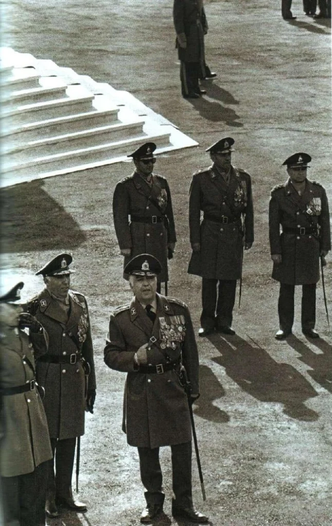 גנרל מהדי רחימי, המושל הצבאי של טהרן, במצעד צבאי של הצבא האיראני. 1977. שנתיים לאחר מכן, הוא נורה.