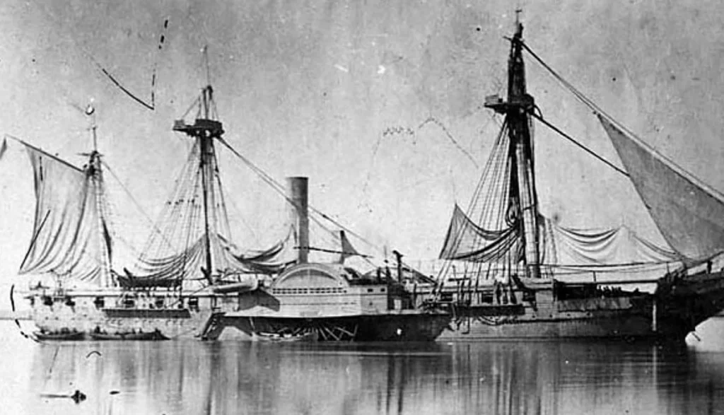 USS מיסיסיפי, ספינת הדגל של המשלחת של פרי, נראית כאן לאחר שעלתה על שרטון במהלך מלחמת האזרחים, 1863. מקור: ספריית אוניברסיטת לואיזיאנה סטייט.