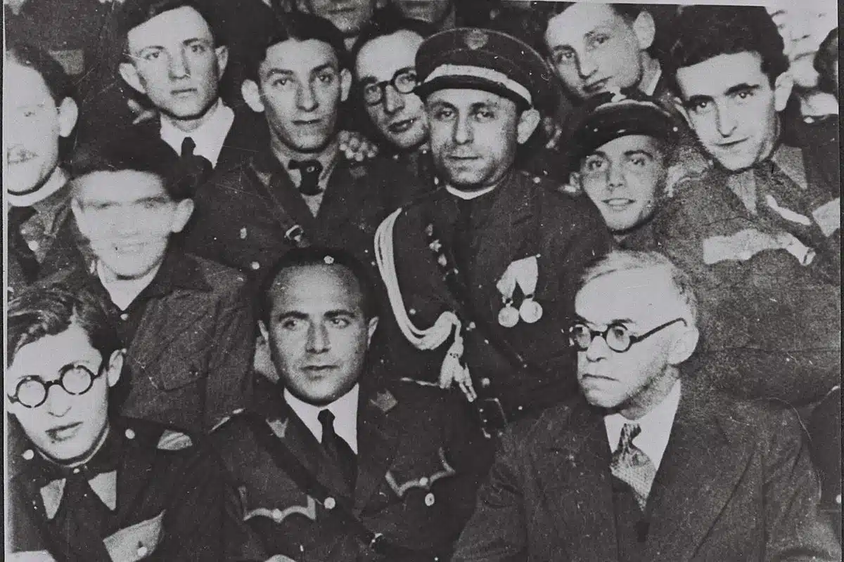 ז׳בוטינסקי (בתחתית מימין) פוגש את מנהיגי בית״ר בפולין, 1939 ז׳בוטינסקי פוגש את מנהיגי בית״ר בפולין, 1939