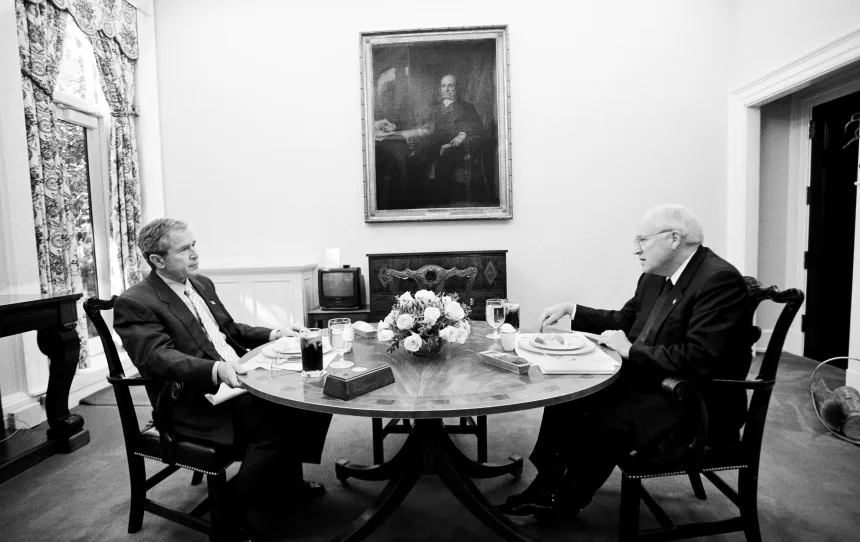 בוש וצ'ייני אוכלים את ארוחת הצהריים השבועית שלהם בחדר אוכל קטן בבית הלבן באוקטובר 2001. צילום: ברוקס קראפט/סיגמה באמצעות Getty Images