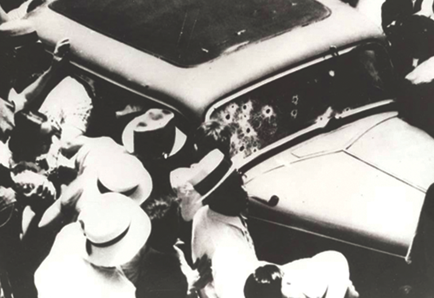 קהל מתאסף סביב מכונית הסדאן מוכת הכדורים של בוני וקלייד.