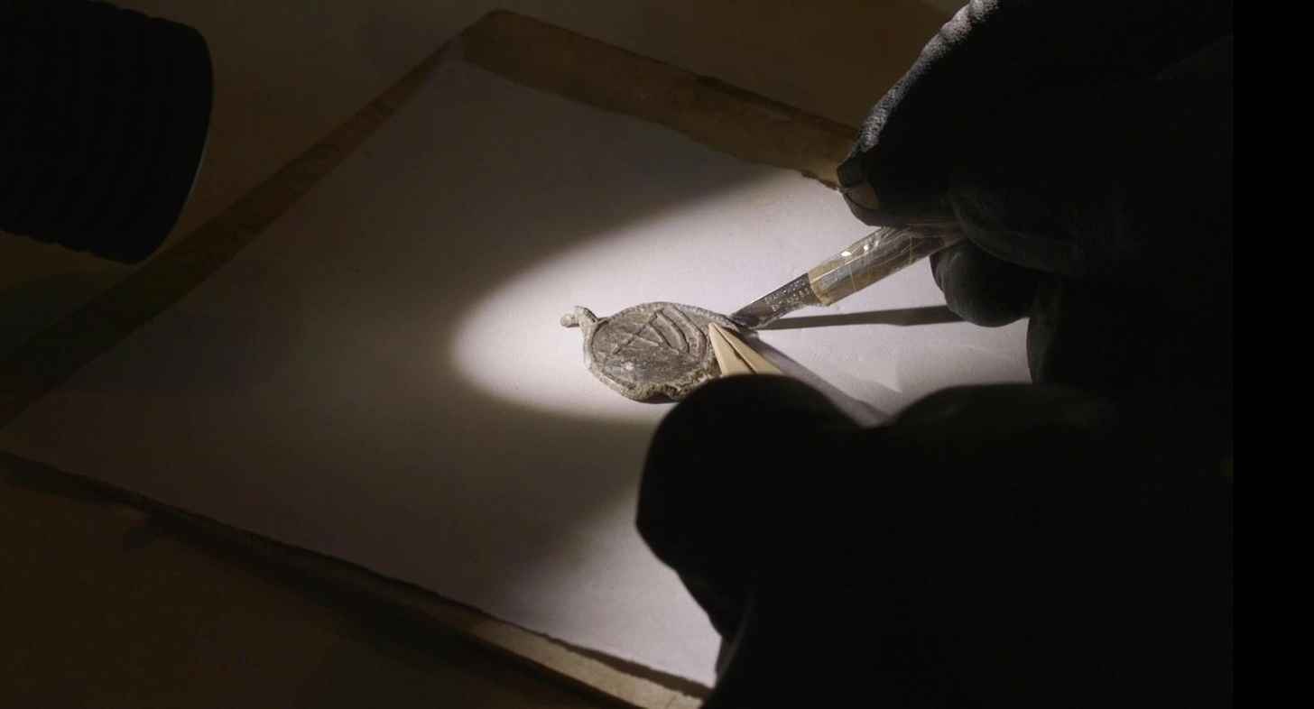 מלאכת שיקום התליון הייחודי