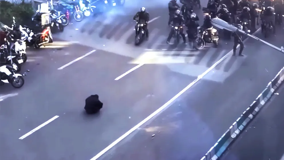 מפגין אחד מול אופנוענים של כוחות הביטחון האיראניים