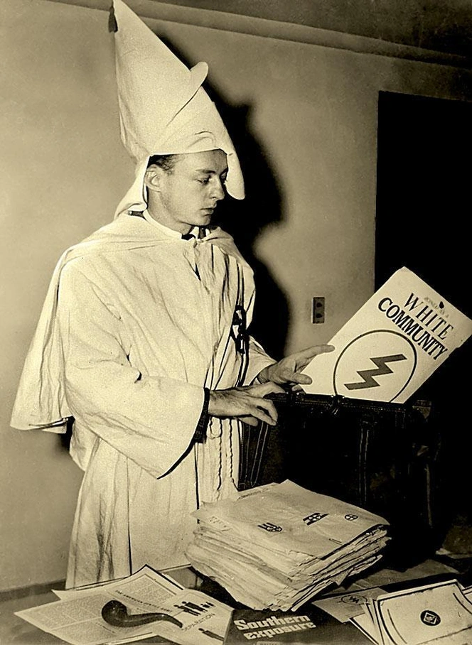 סטטסון קנדי עטוי בגלימת הקלאן ואוחז במנשר של הקו-קלוקס-קלאן